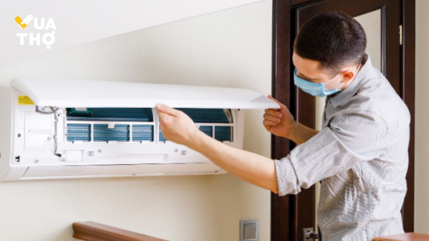 anh thợ mở nắp máy lạnh lên kiểm tra