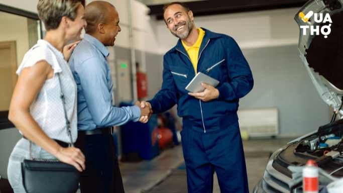 2 người bắt tay 1 người thợ