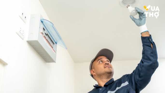 ông thợ đang lắp đèn led