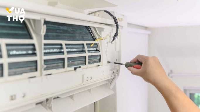 dùng tua vít tháo tấm lọc máy lạnh